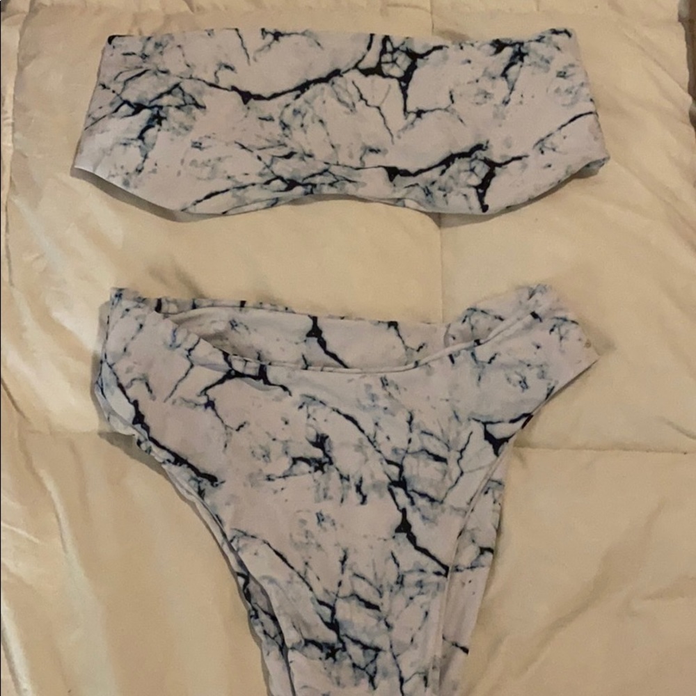 Bikini - Picture 2 of 2